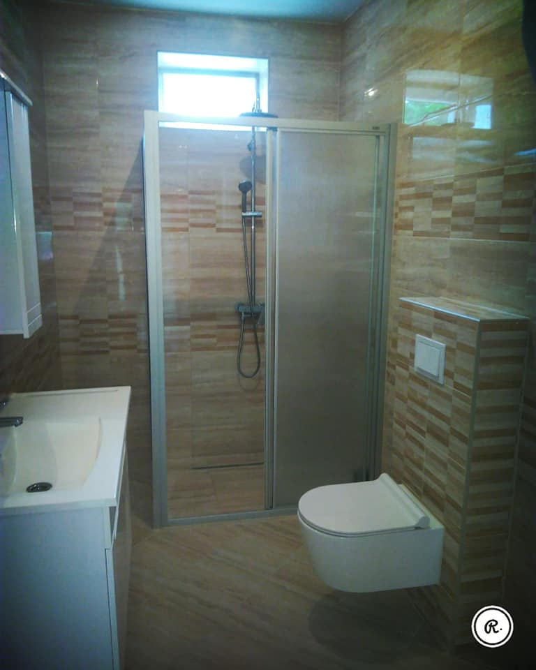 Kupaonica s tuš kabinom